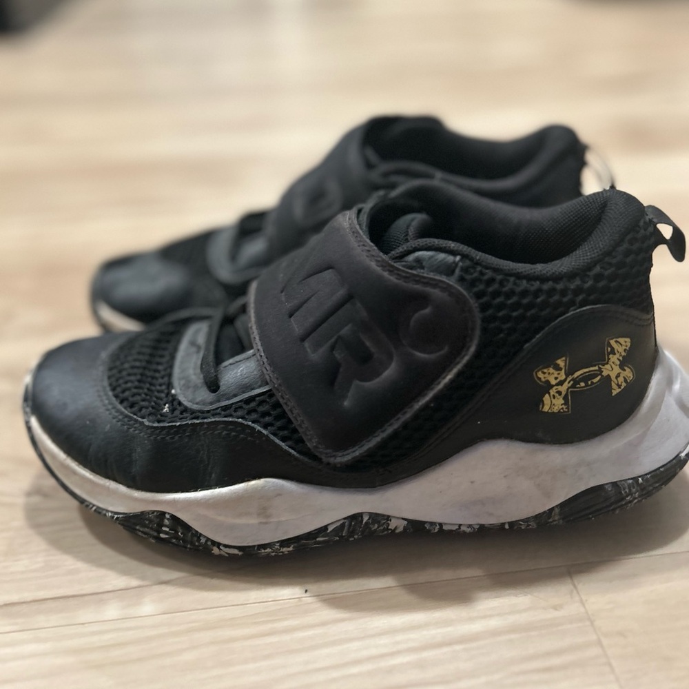 Under Armour size 6Y basketball shoes